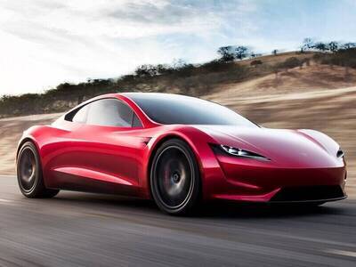 Tesla prepara due Roadster: una potrebbe sollevarsi da terra