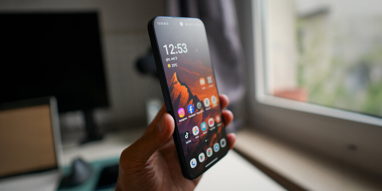 TCL ha messo uno schermo quasi opaco su uno smartphone