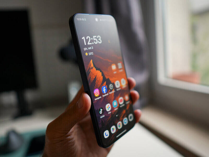 TCL ha messo uno schermo quasi opaco su uno smartphone