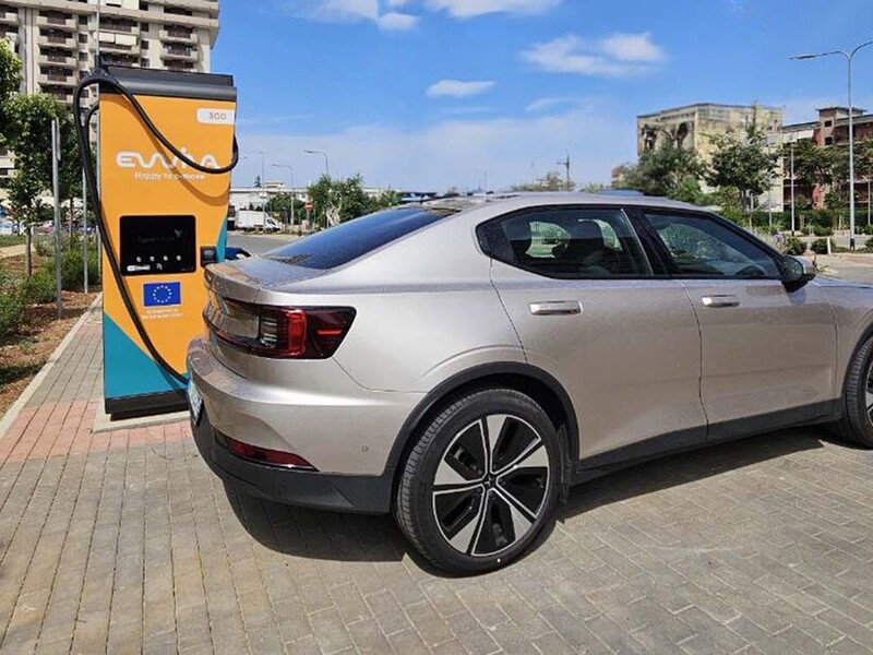 Ricarichiamo un'auto elettrica a Bari con una colonnina super veloce: tempi e costi