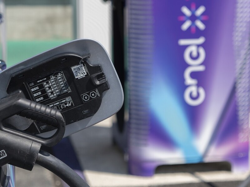  Pnrr, il primo bando per le stazioni di ricarica per auto elettriche è un flop (per le autostrade)