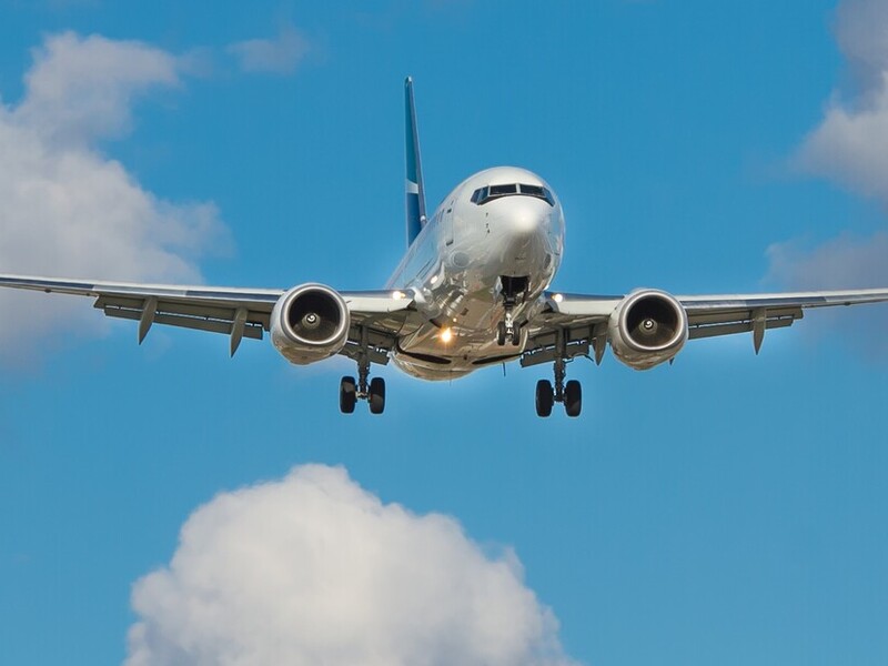 Perché volare adesso costa così tanto (nonostante il calo del carburante)? 