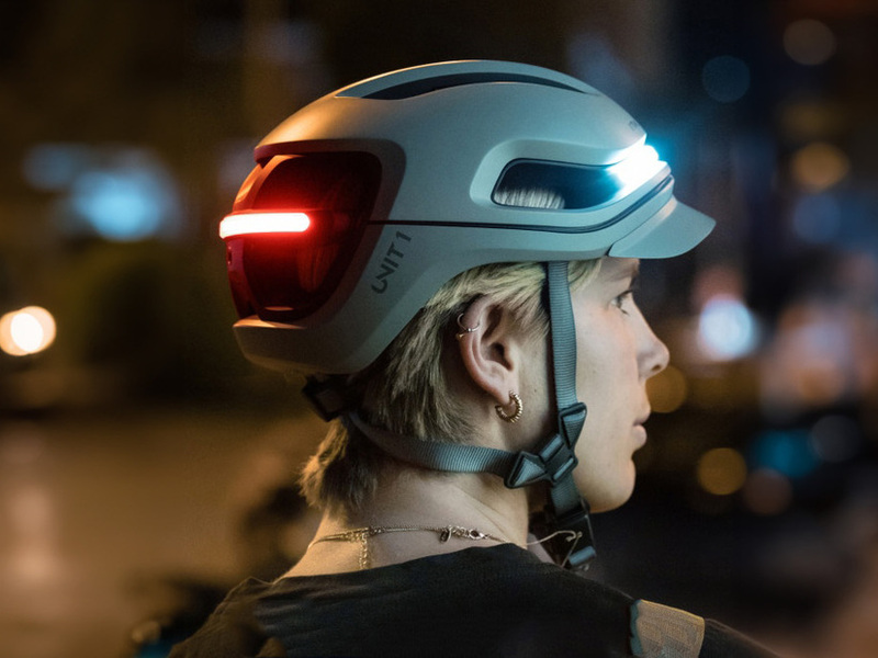 Il casco ideale per bici e monopattini esiste e ha le luci integrate