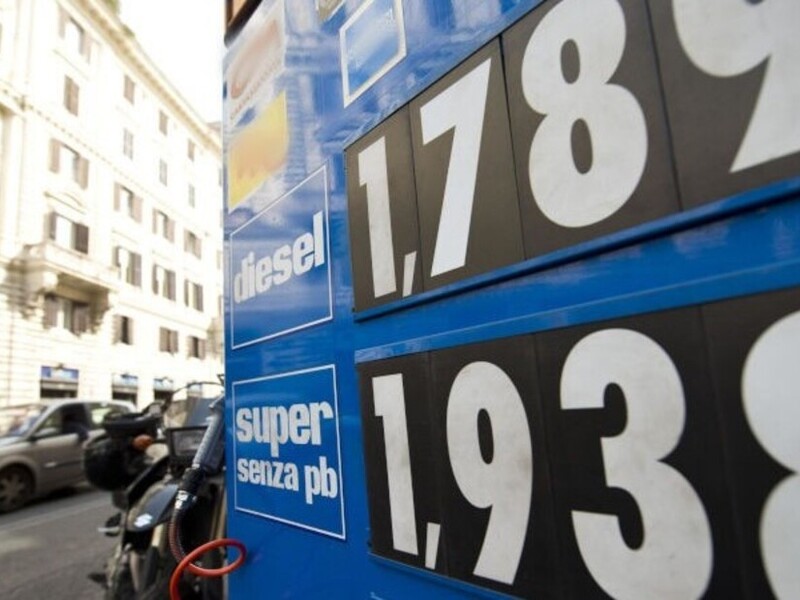 Dal 1 agosto i benzinai dovranno esporre il prezzo medio dei carburanti. Cosa cambierà