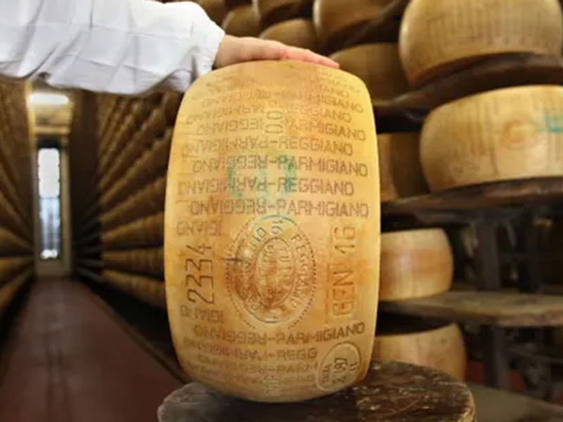 Il Parmigiano Reggiano viaggia con i microchip per contrastare i falsi