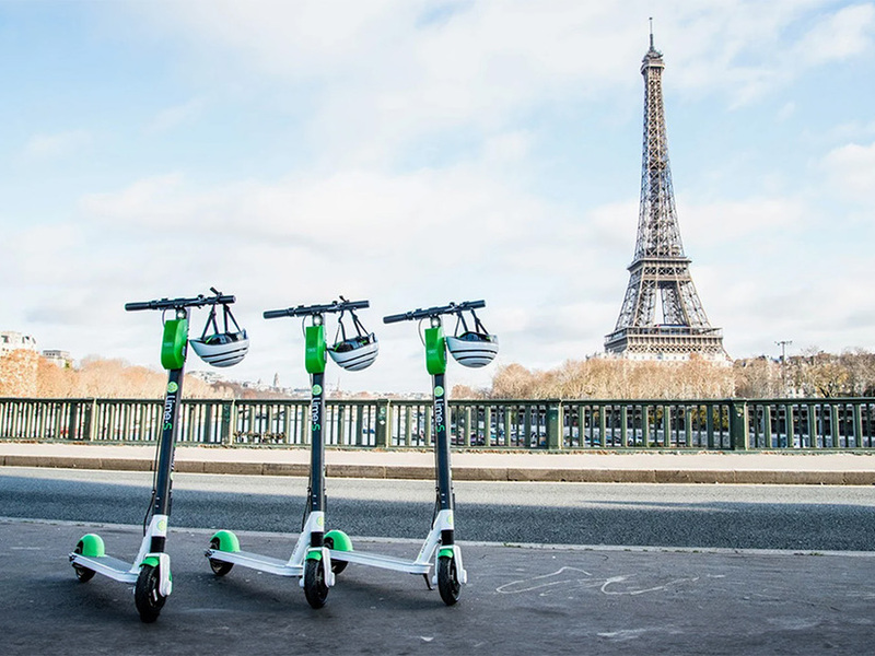 Parigi dice addio ai monopattini elettrici in sharing: dal 1 settembre ne spariranno 15mila 
