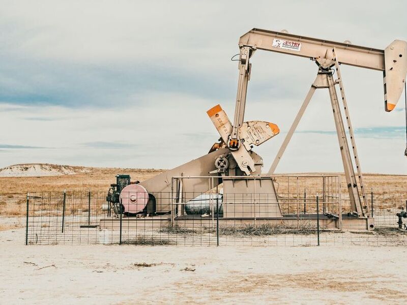 Nel 2023 aumenta la domanda globale di petrolio, ma la mobilità sostenibile frenerà la crescita