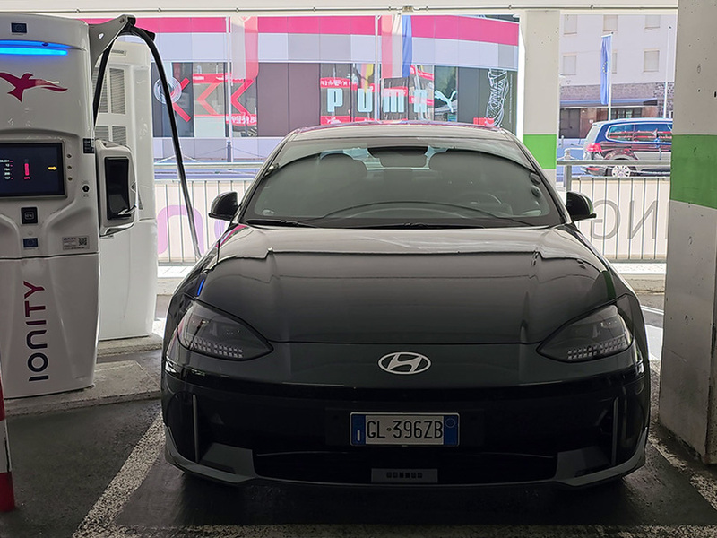 Quanto tempo ci vuole per ricaricare un'auto elettrica super moderna? Poco, pochissimo
