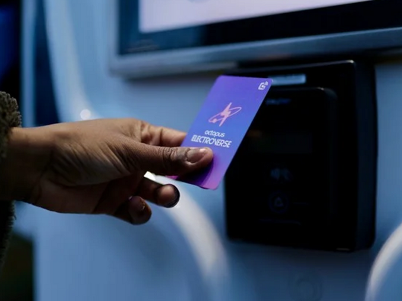 Una sola carta per ricaricare l'auto in (quasi) tutte le colonnine: Octopus Electroverse arriva in Italia