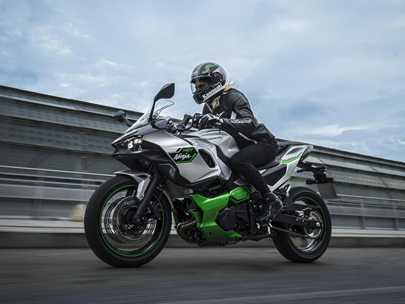 Anche le moto diventano ibride: Kawasaki Ninja 7 HEV sarà la prima al mondo