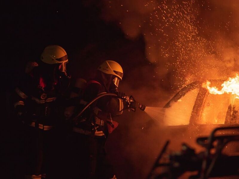 Le auto elettriche si incendiano più facilmente delle termiche? Cosa dicono gli studi