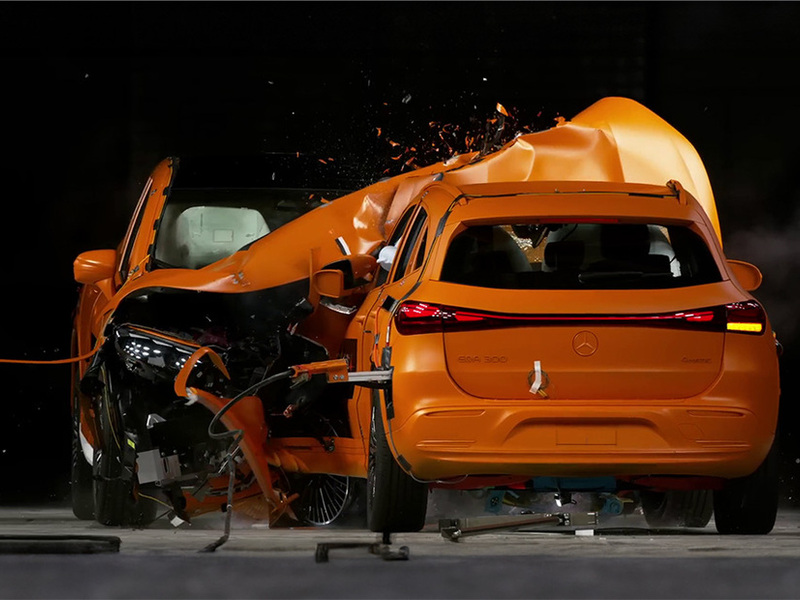 Primo crash test tra due auto elettriche: ci pensa Mercedes