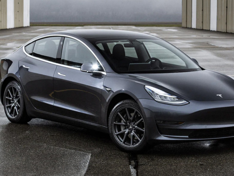Auto elettriche al 4,1% a ottobre: sul podio delle più vendute due Tesla
