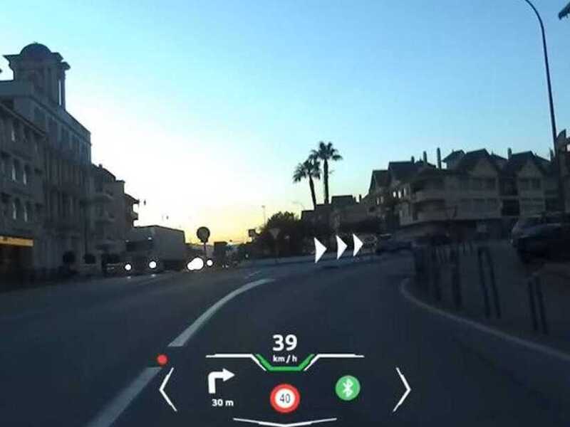 Sembra un normalissimo casco integrale e invece ha la realtà aumentata | Tre belle notizie di mobilità 