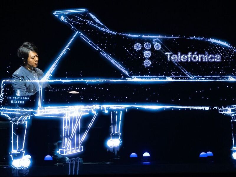 Un pianista ha suonato un pianoforte olografico affiancato dal suo ologramma 
