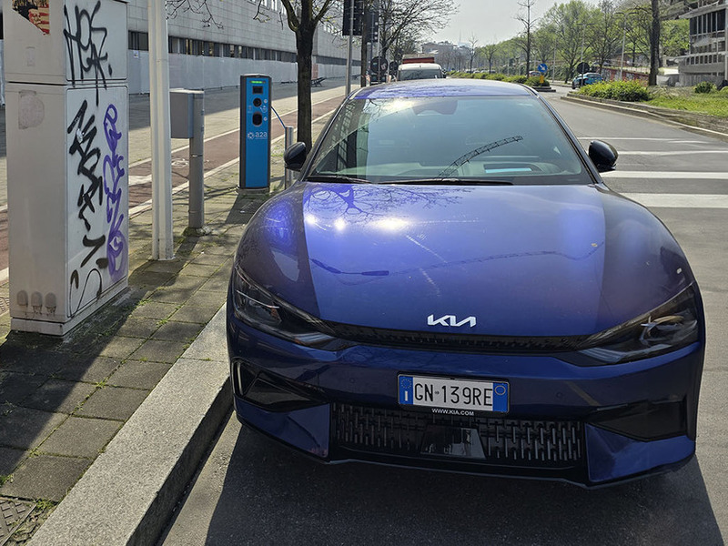 Quanti chilometri si percorrono in città con un'auto elettrica e cinque euro?