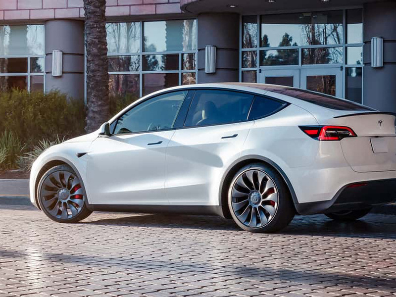 Il nuovo Autopark di Tesla si basa solo sulle telecamere 