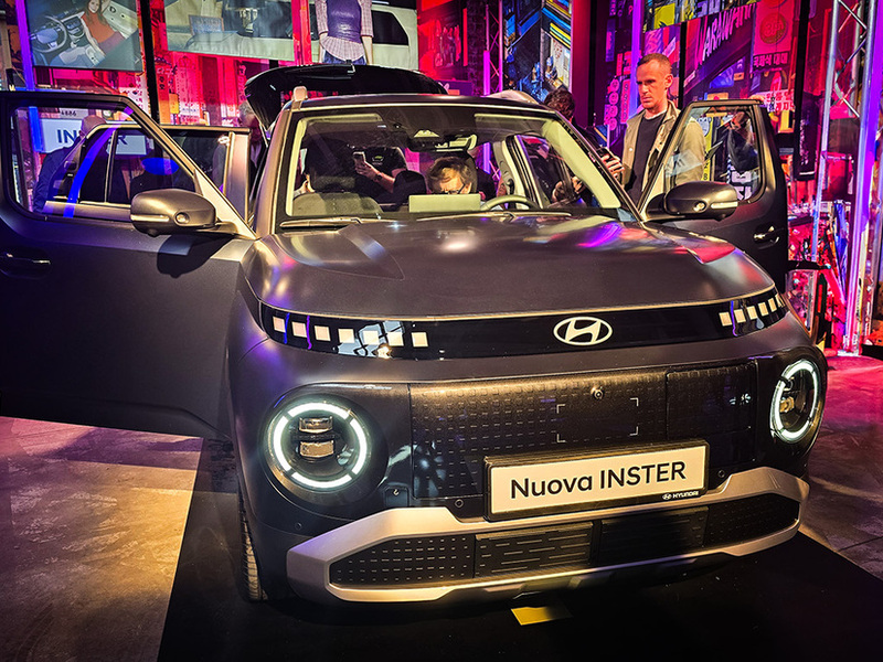 Hyundai Inster è il piccolo SUV elettrico da città che ammicca ai giovani