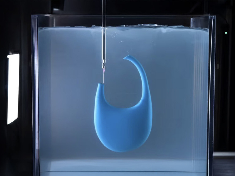 La stampante 3D che opera "senza gravità" in un gel acquoso