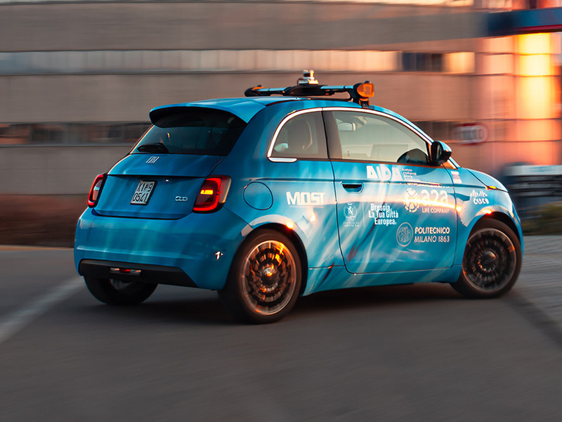 A Brescia i primi test italiani del car sharing del futuro: auto elettriche a guida autonoma e ricarica wireless