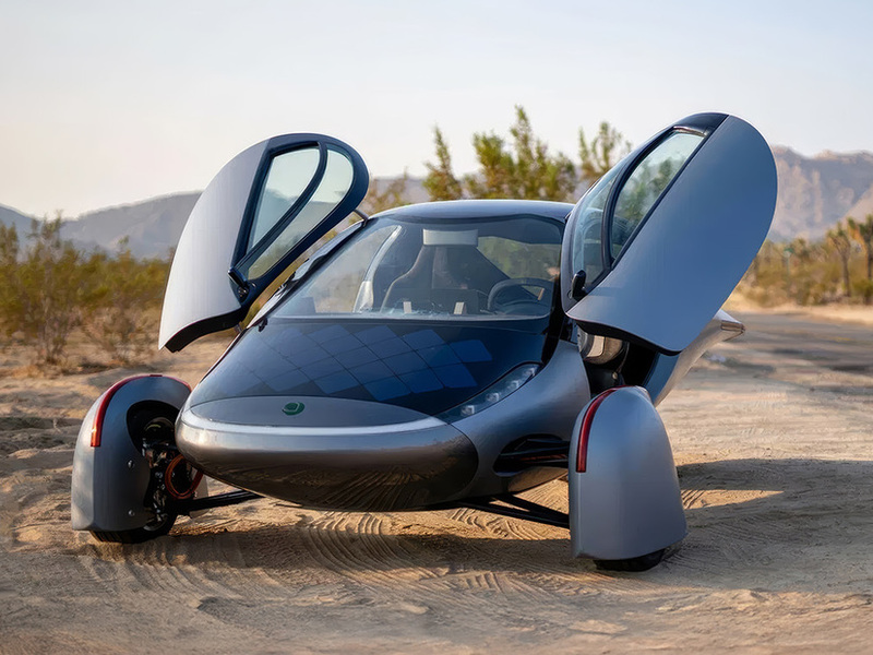 L'auto elettrica solare ha completato il primo viaggio di 480 km senza rifornimento