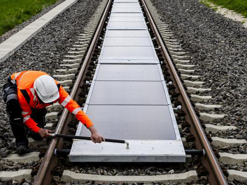 Energia solare tra le rotaie senza l'utilizzo di nuovo suolo