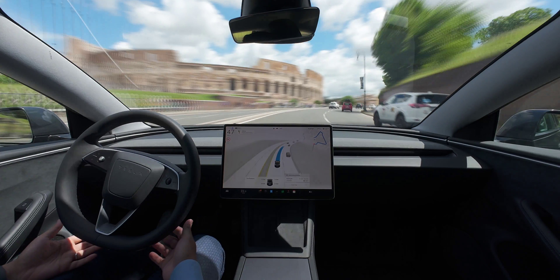 Tesla testa il Full Self-Driving supervisionato a Roma: guida assistita nel traffico reale