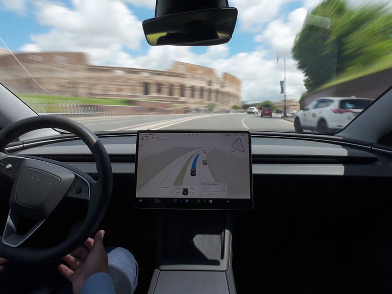 Tesla testa il Full Self-Driving supervisionato a Roma: guida assistita nel traffico reale