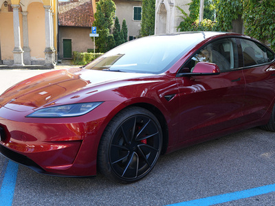 Tesla Model 3 Performance è la berlina elettrica che sfida le supercar, ma conviene davvero?