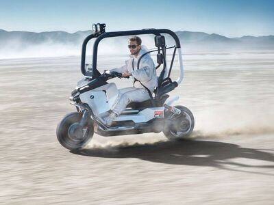 Vision CE è il prototipo di scooter BMW che riporta in vita l’idea della C1