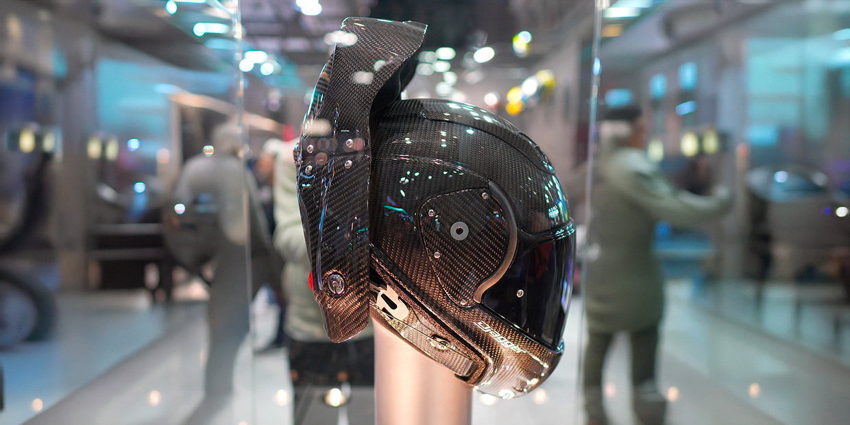 Il casco integrale che cambia le regole: chiusura automatica da "dietro" e collare regolabile