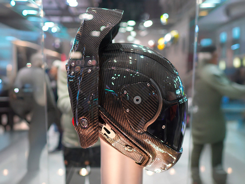 Il casco integrale che cambia le regole: chiusura automatica da "dietro" e collare regolabile