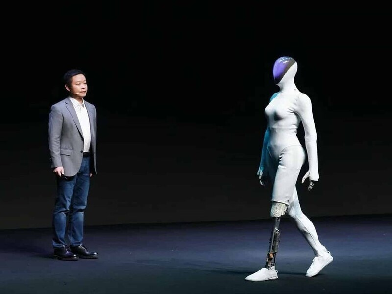 Il robot umanoide che cammina “troppo bene”: perché il suo passo sembra davvero umano