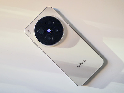 Due settimane con Vivo X300 Pro: schermo piatto e tele Zeiss 200 MP che vede oltre