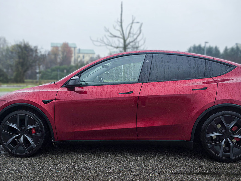 In giro con Tesla Model Y Performance: 460 CV, sospensioni attive e 0-100 in 3,5 secondi