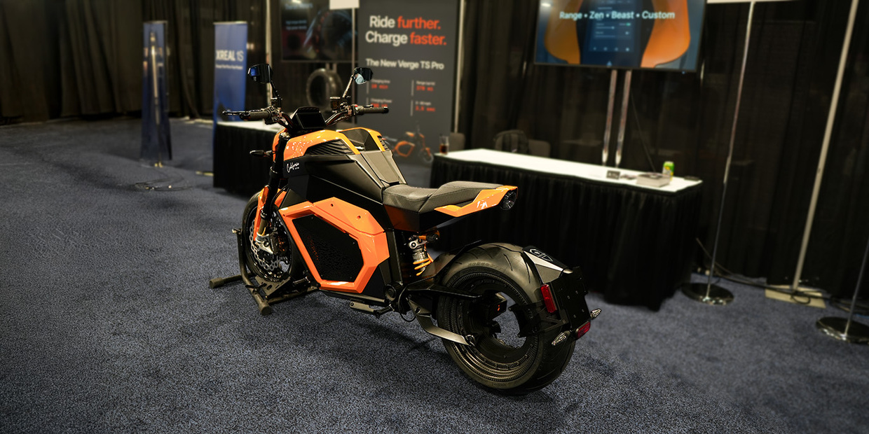 La prima moto elettrica al mondo con batterie allo stato solido (e 600 km di autonomia)