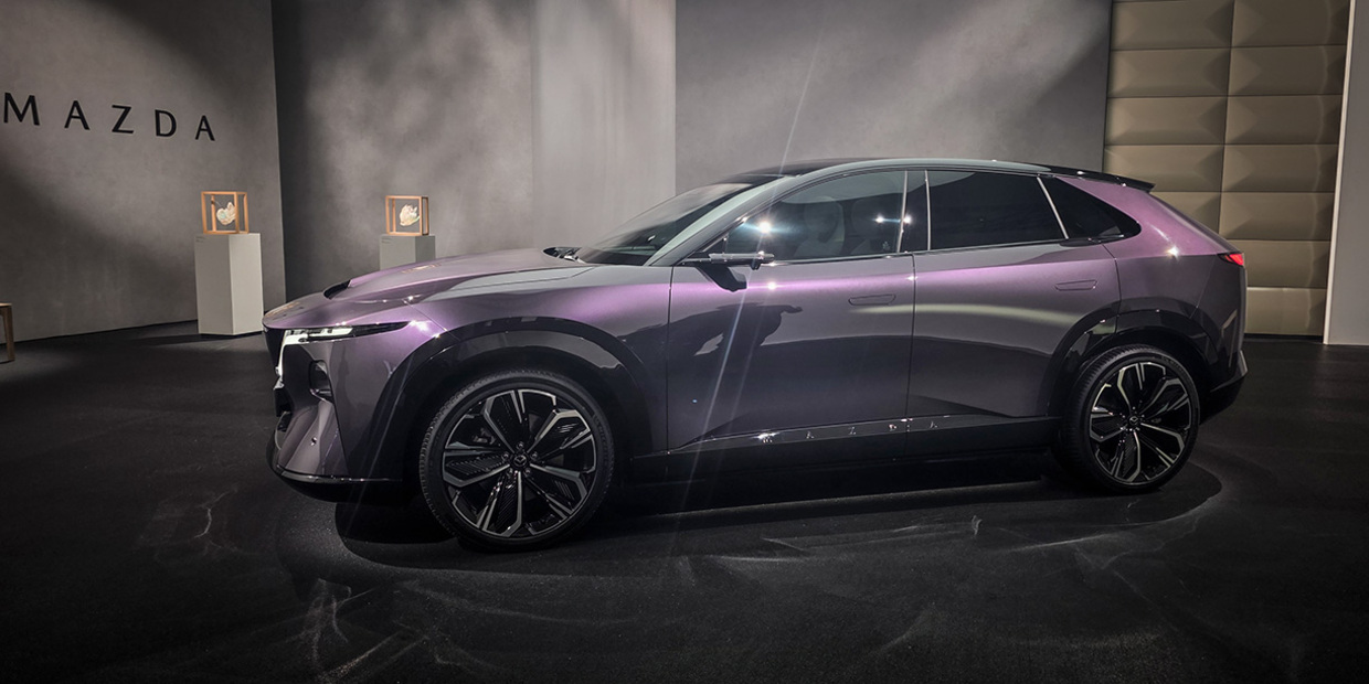 Mazda CX-6e: il SUV elettrico “a tutto schermo” arriva sotto i 47 mila euro