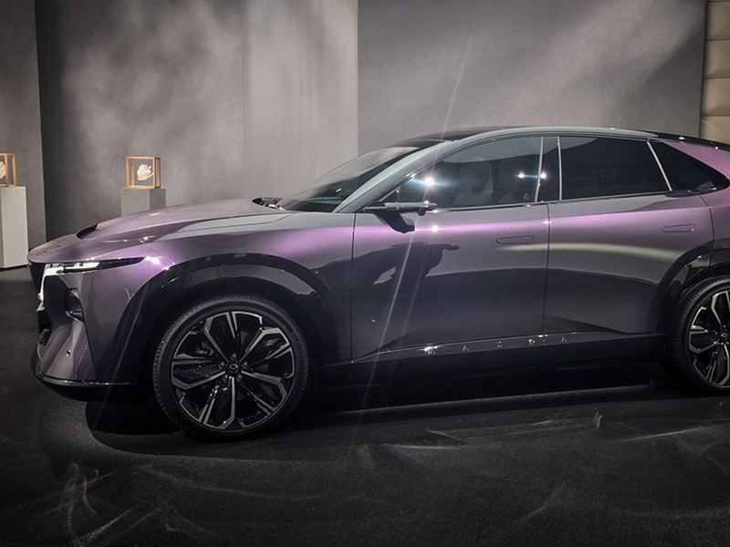 Mazda CX-6e: il SUV elettrico “a tutto schermo” arriva sotto i 47 mila euro