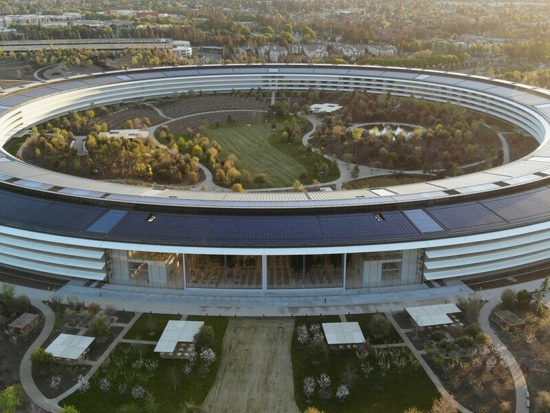 Apple, il trimestre vale 143 miliardi: iPhone trascina i ricavi oltre le stime