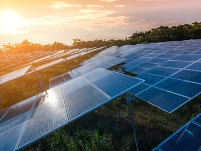 Microsoft investe nel fotovoltaico italiano per compensare i consumi dell'AI: 366 MW di solare con Enfinity Global