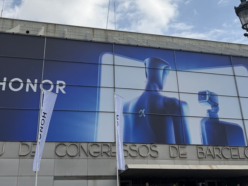 Honor scuote il mercato: arriva il telefono-robot e la piena integrazione con il mondo Apple