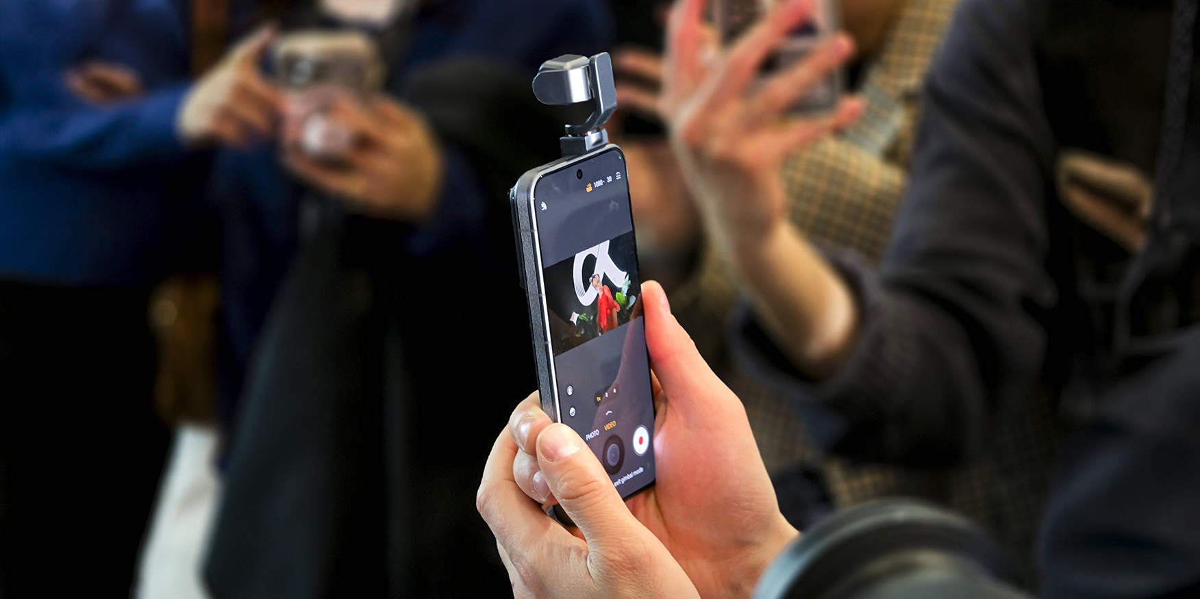 Come funziona il Robot Phone di Honor, il primo smartphone che si muove da solo