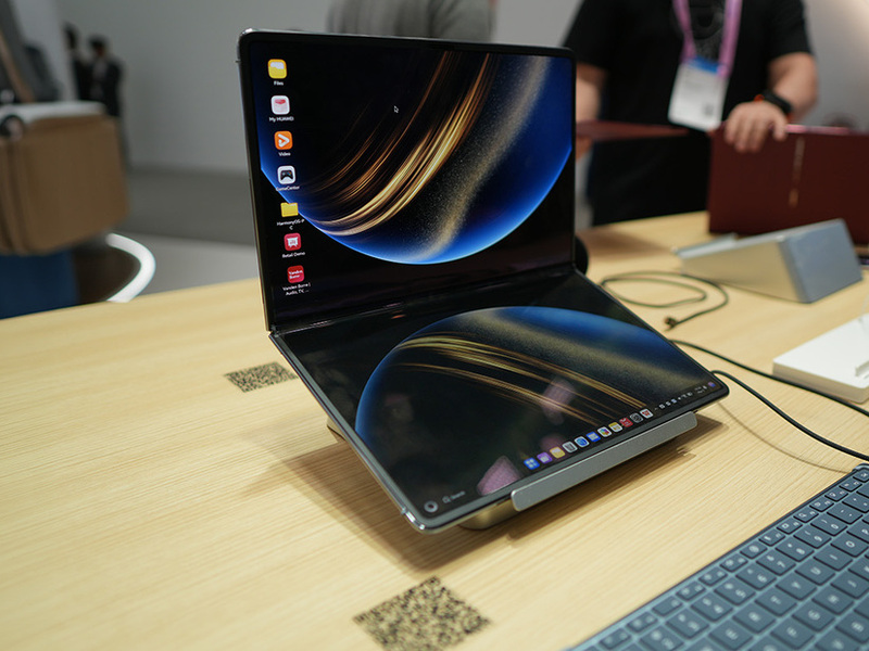 Huawei MateBook Fold: abbiamo toccato con mano il notebook del futuro (che in Europa non avremo mai)