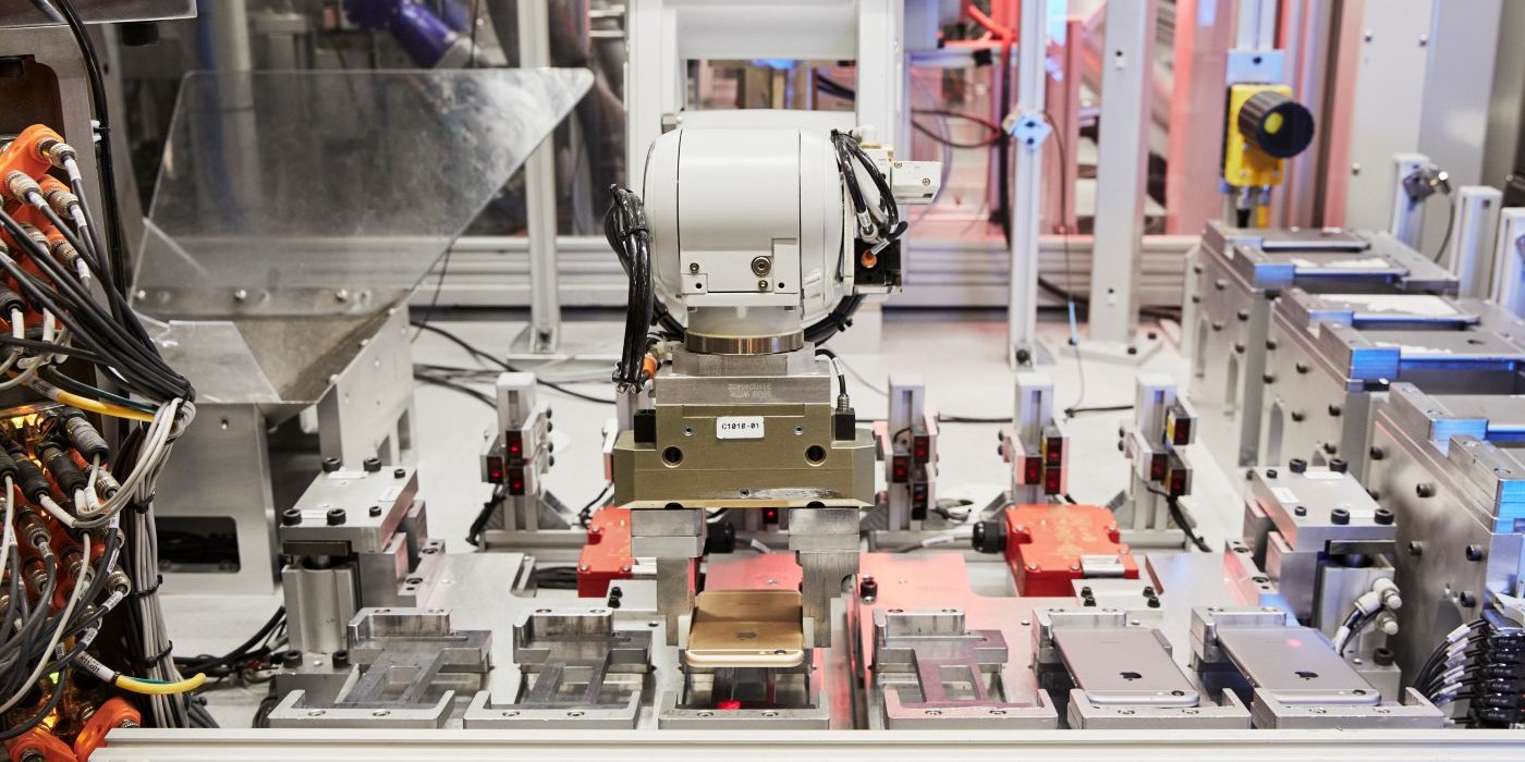 Faccia a faccia con Daisy, il robot che fa "a pezzi" i vecchi iPhone per farli rivivere