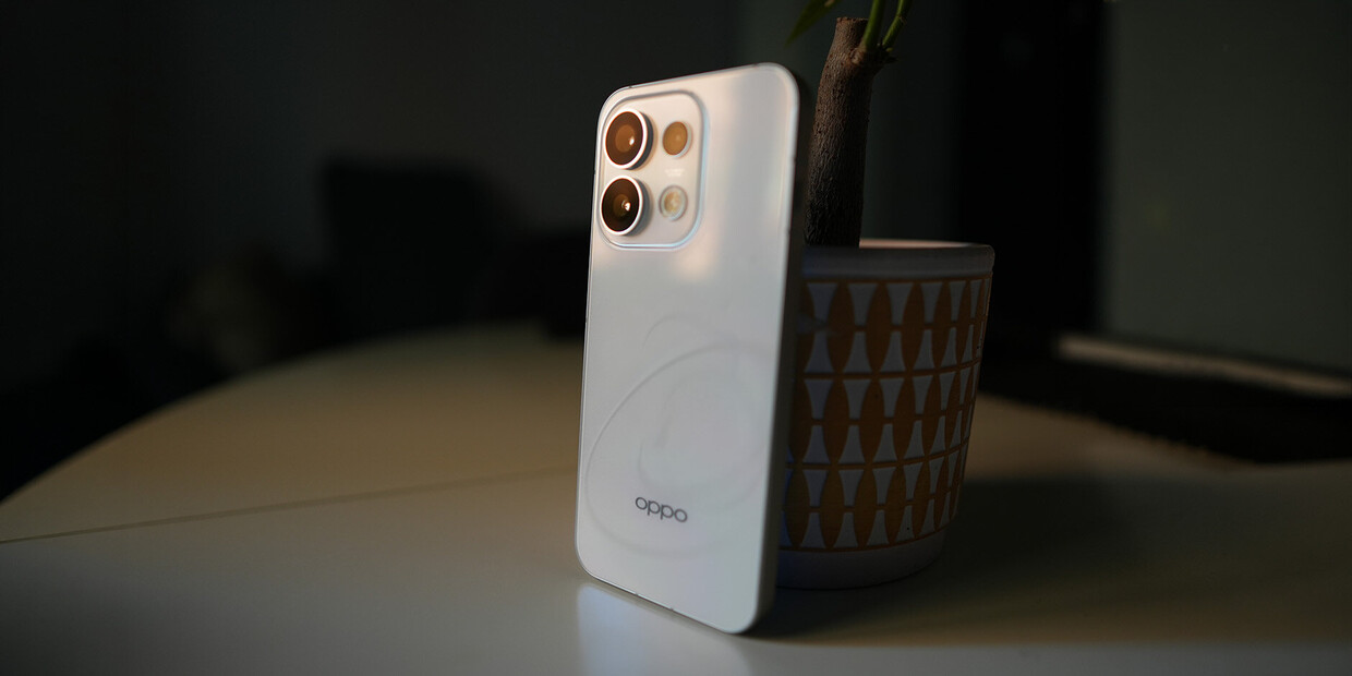 L'era degli smartphone compatti non è finita: OPPO scommette su Reno16 Pro