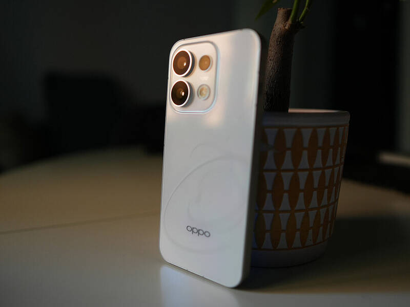 L'era degli smartphone compatti non è finita: OPPO scommette su Reno16 Pro