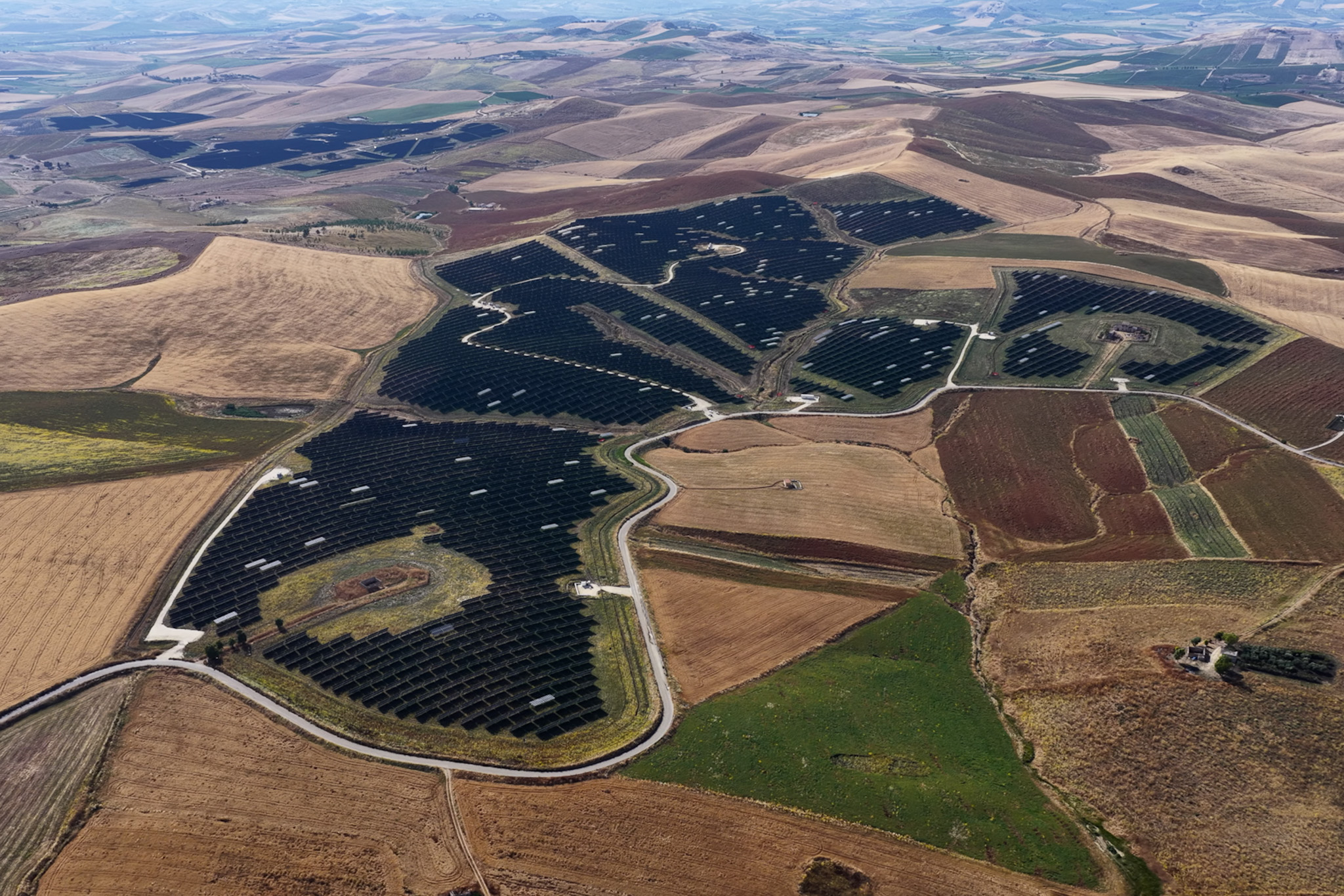 Cosa c’entra un parco da 146mila pannelli in Sicilia con i data center di Amazon