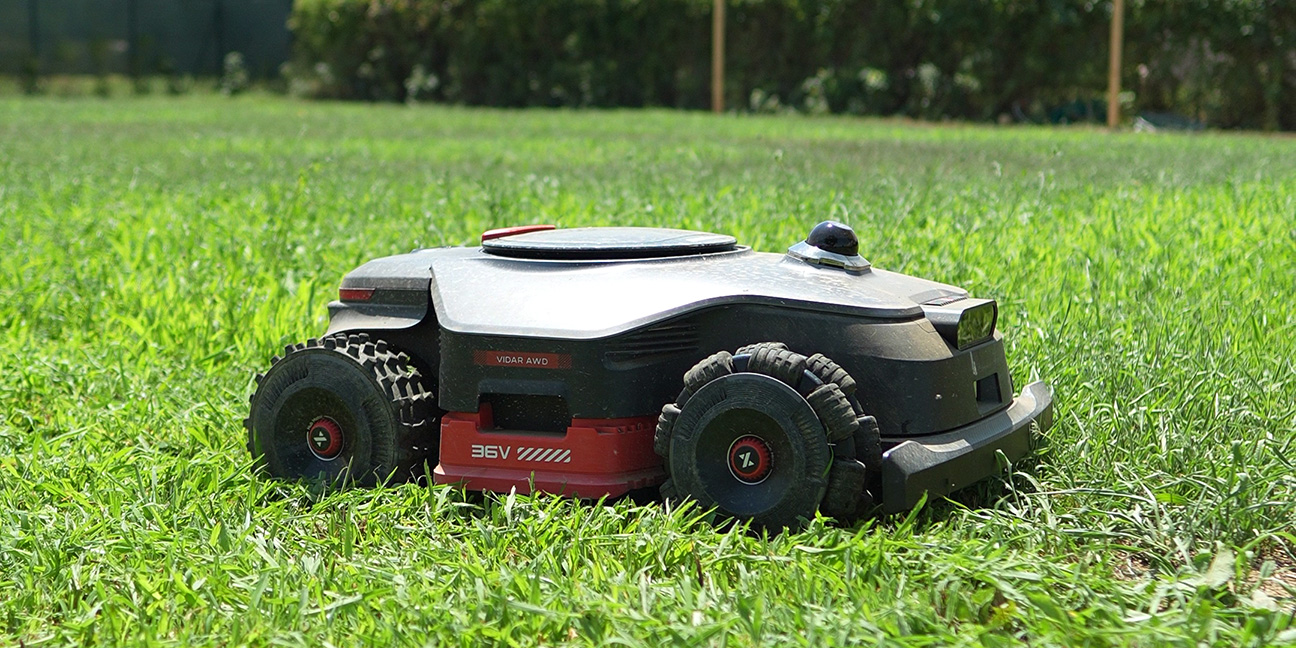 Il robot tagliaerba senza filo che sembra un fuoristrada