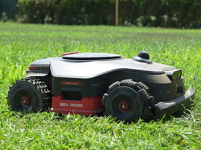 Il robot tagliaerba senza filo che sembra un fuoristrada
